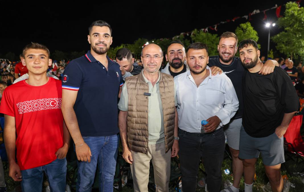 Konyalılar, milli maçı kentin sembol mekanında izledi 17